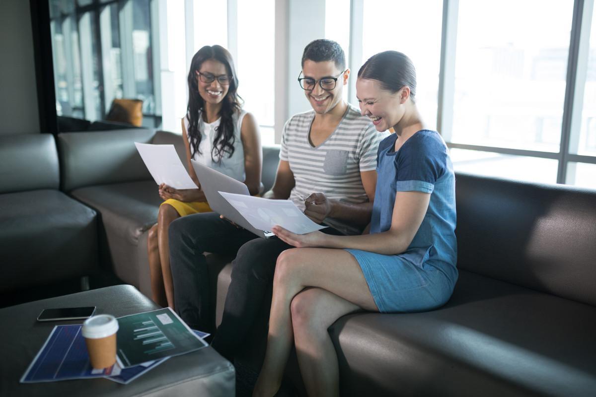 executives-working-together-in-office-3P7CNZU2